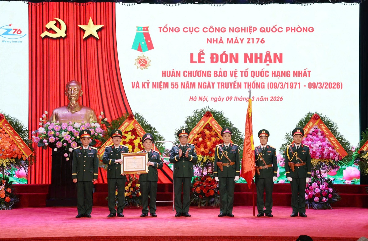 Nhà máy Z176 đón nhận Huân chương Bảo vệ Tổ quốc hạng Nhất, kỷ niệm 55 năm Ngày truyền thống